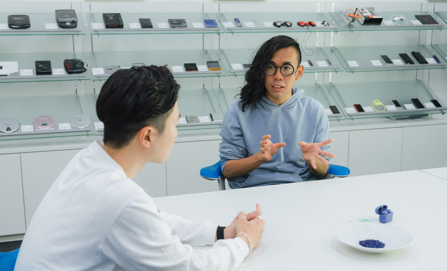 Dos empleados hablando entre sí