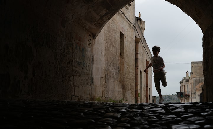 Imagen de ejemplo de un niño corriendo en un túnel con sombra