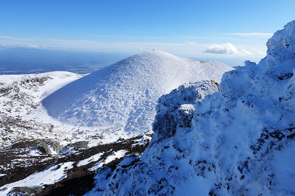 Ejemplos de fotografía de montañas nevadas y cielos azules