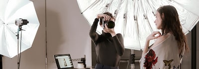 Imagen de una fotógrafa y una modelo en un estudio fotográfico